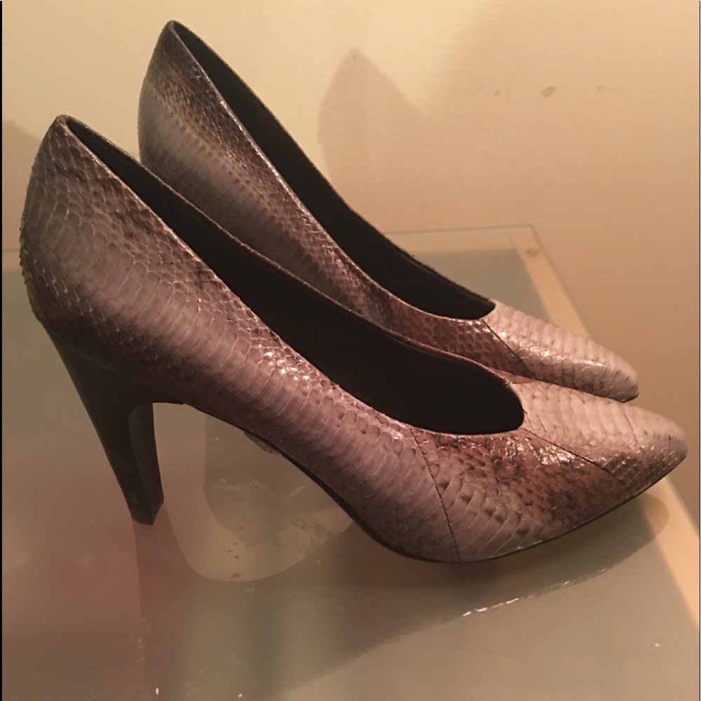 Leather pumps